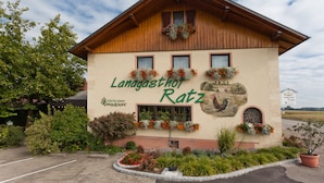 A building with the name "Lanagasthof Ratz" and a rooster mural. - Hotel Landgasthof Ratz (Rheinau)