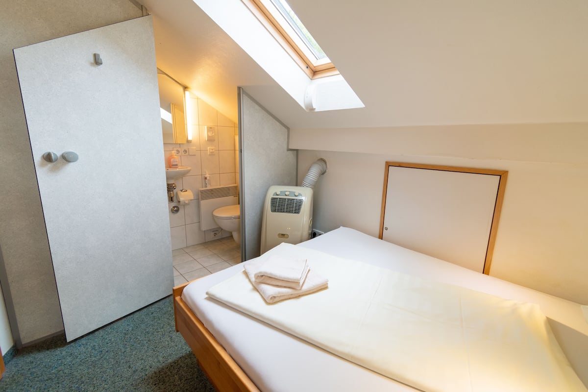 hypo-allergenic bedding, desk, free wifi, bed sheets