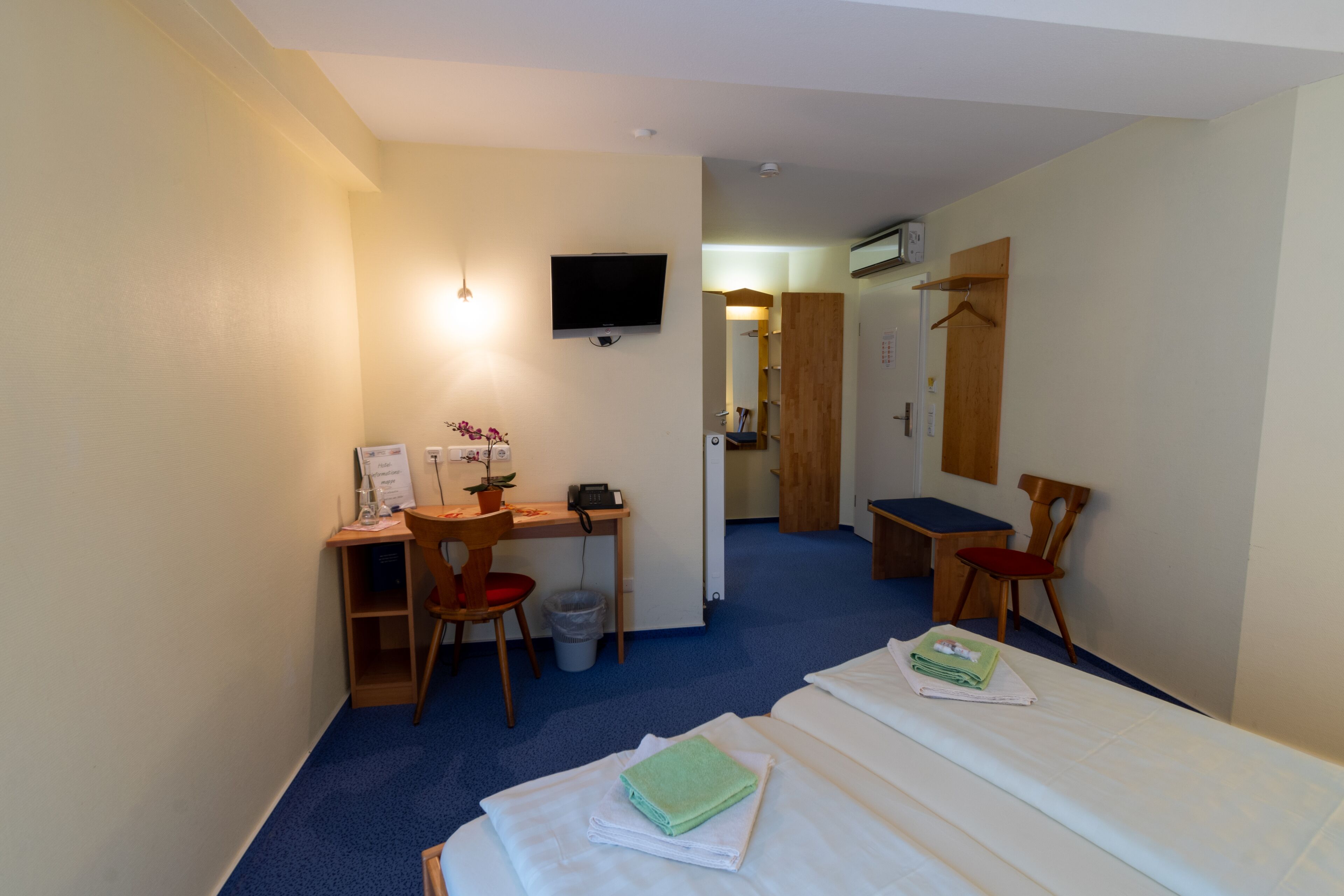 standard double room single use | hypo-allergenic bedding, desk, free wifi, bed sheets