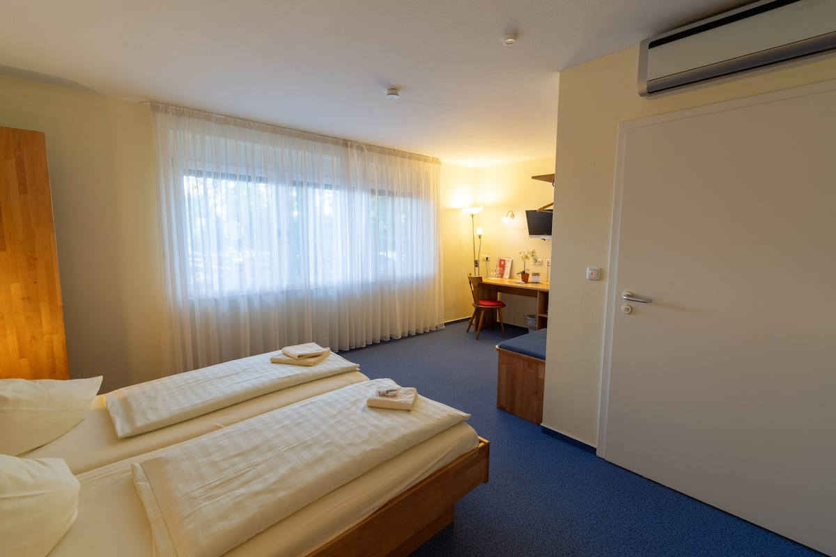 standard triple room | hypo-allergenic bedding, desk, free wifi, bed sheets