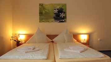 Hypo-allergenic bedding, desk, free WiFi, bed sheets