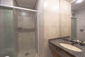 Superior Triple Room | Bathroom | Free toiletries, towels - Hotel Foz do Iguaçu (Foz do Iguaçu)