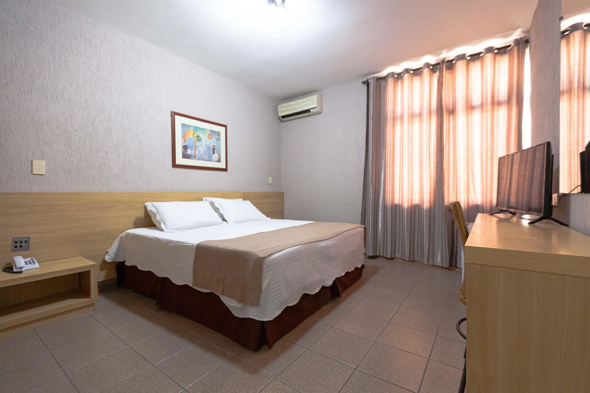Minibar, escritorio, wifi gratis y ropa de cama