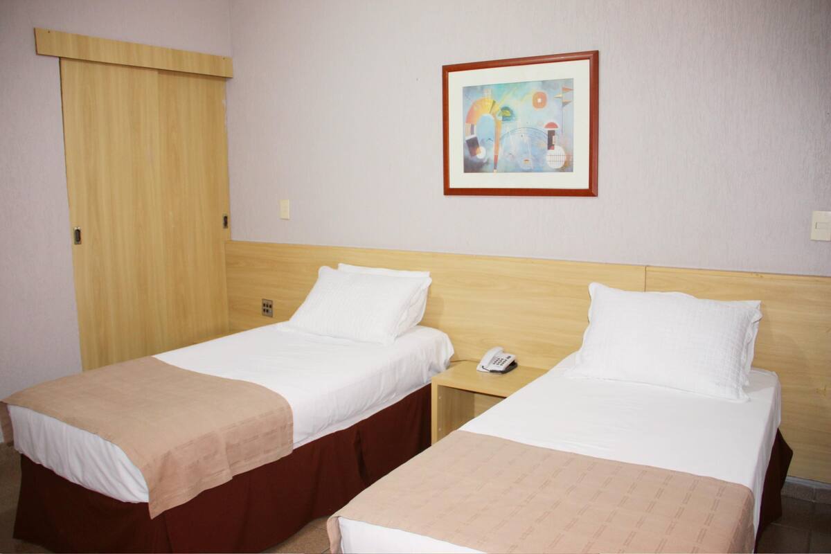 Minibar, escritorio, wifi gratis y ropa de cama