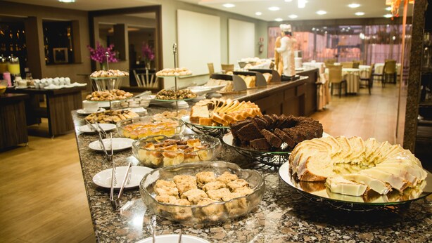 A buffet with various desserts and pastries. - Hotel Foz do Iguaçu (Foz do Iguaçu)