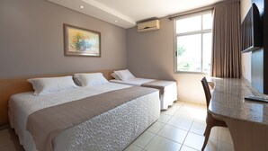 A hotel room with two beds, a desk, a TV, and a window with curtains. - Hotel Foz do Iguaçu (Foz do Iguaçu)