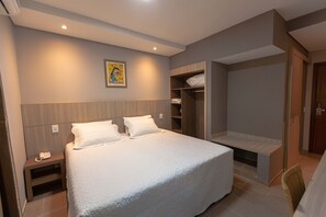 Minibar, desk, free WiFi, bed sheets - Hotel Foz do Iguaçu (Foz do Iguaçu)