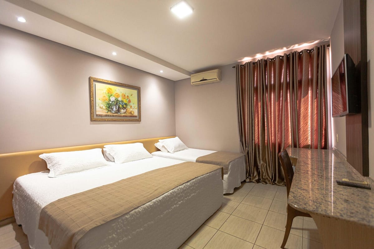 Minibar, escritorio, wifi gratis y ropa de cama