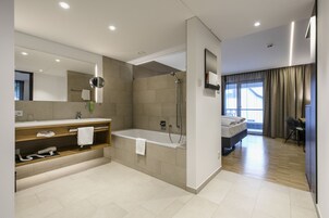 Un baño moderno con bañera, ducha y tocador.