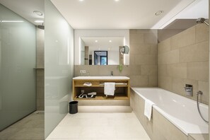 Suite, 1 habitación | Baño | Secador de pelo y toallas