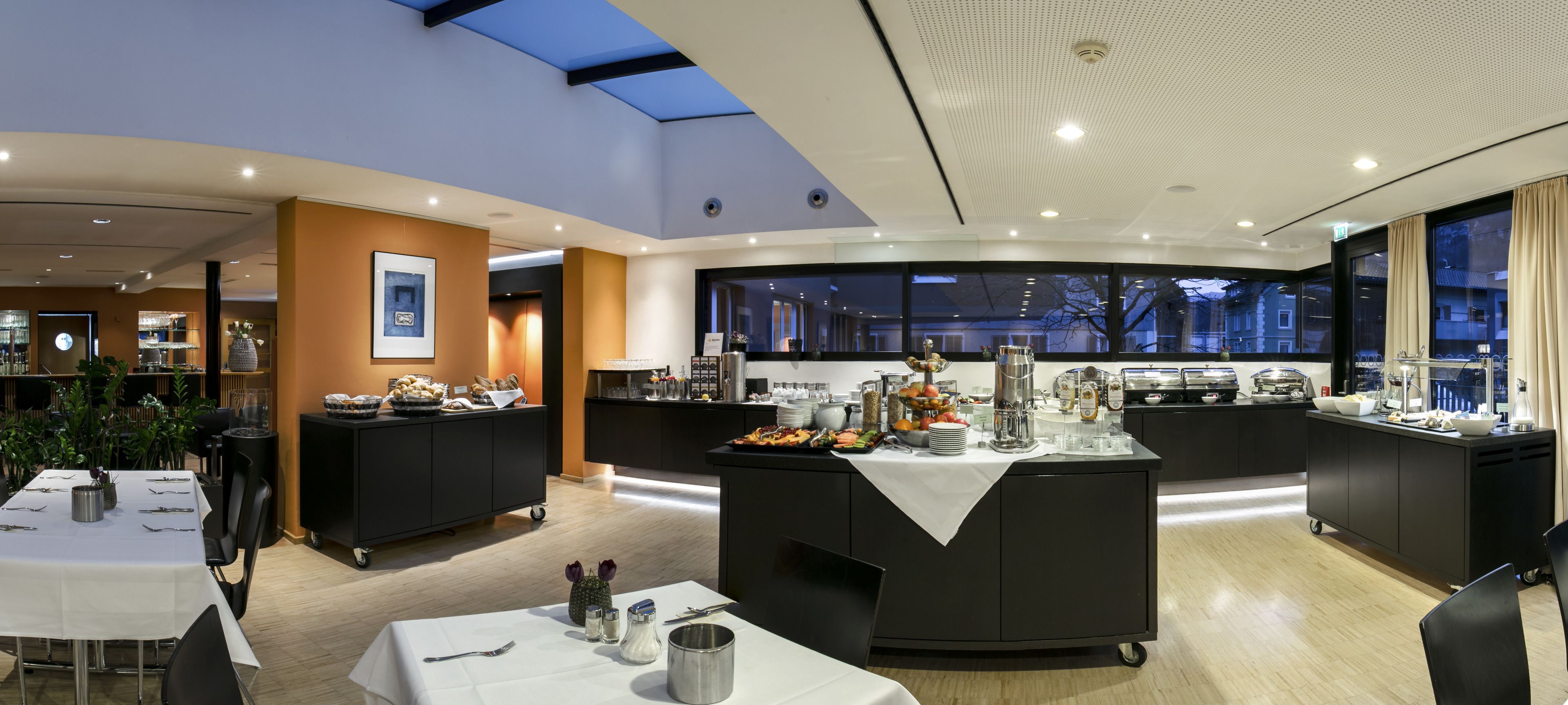 Café da manhã com buffet todos os dias (EUR 24 por pessoa) 