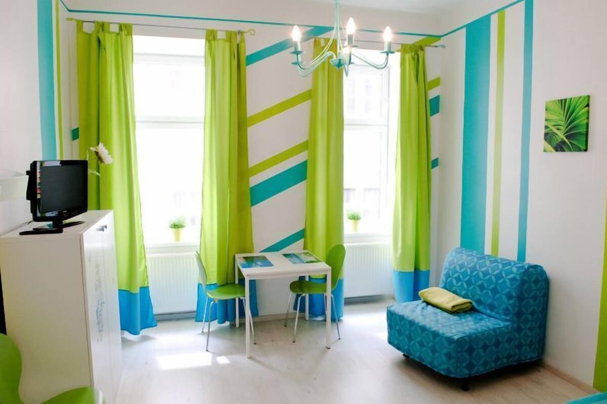 Studio, kitchenette (Acquamarine) | Woonkamer | Flatscreentelevisie en een dvd-speler