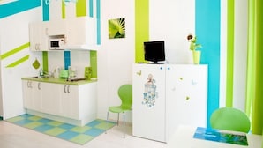 Studio, Kitchenette (Acquamarine) | Private kitchenette
