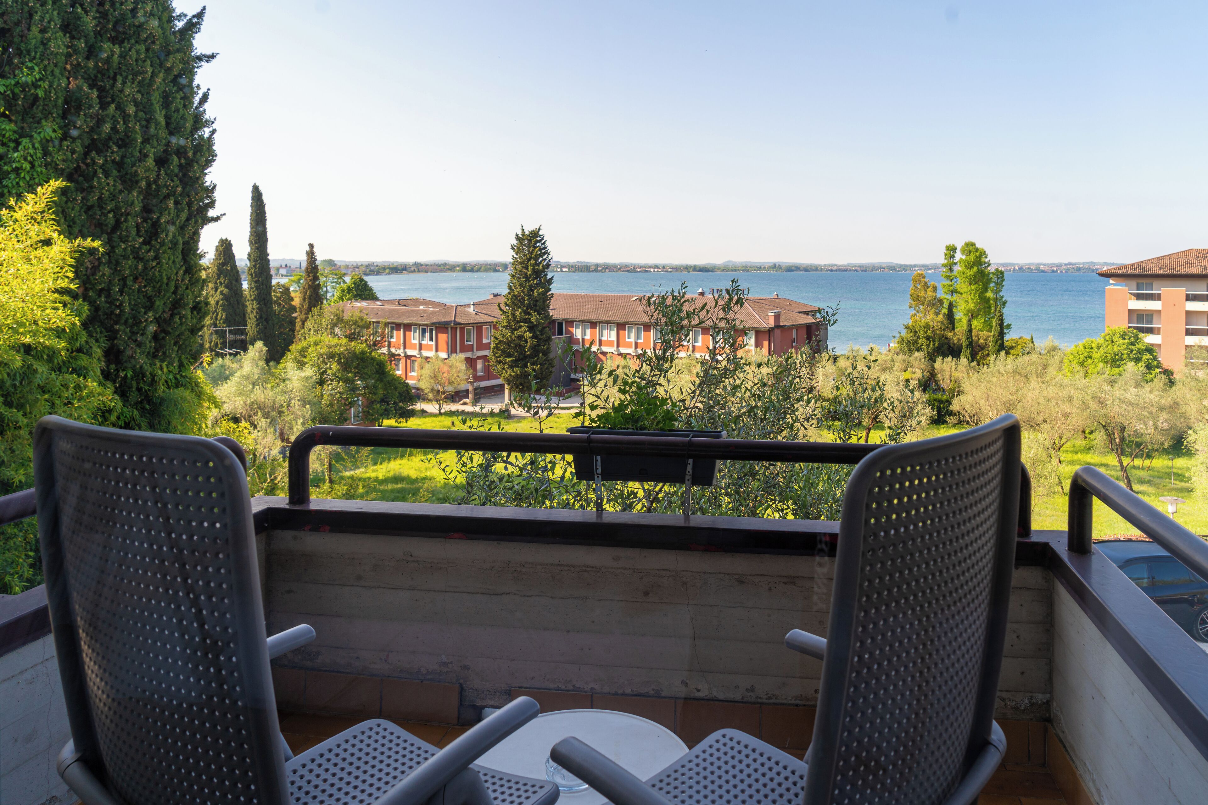 Una cassaforte in camera, una scrivania, postazione laptop