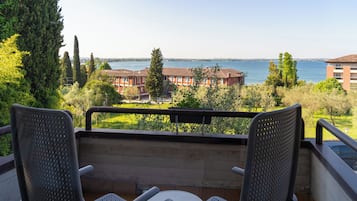 Una cassaforte in camera, una scrivania, postazione laptop