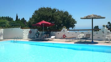 Piscine extérieure, parasols de plage, chaises longues