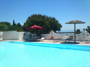 室外游泳池,池畔遮阳伞,日光浴躺椅