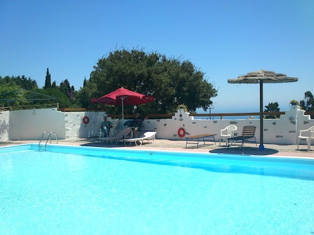 Outdoor pool, pool umbrellas, sun loungers