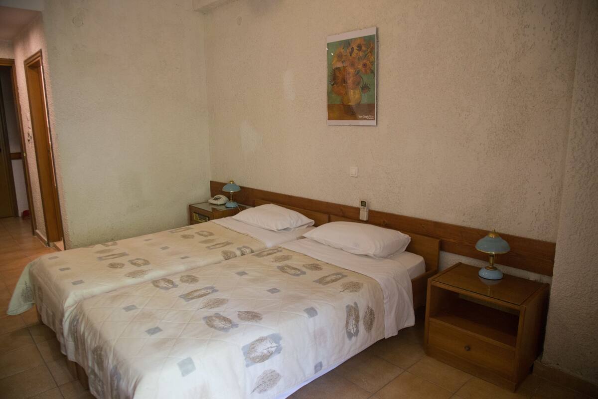 Cofres nos quartos, escrivaninha, quartos à prova de som