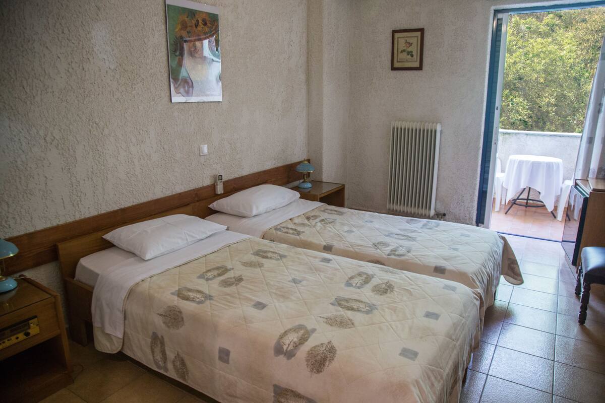 Cofres nos quartos, escrivaninha, quartos à prova de som