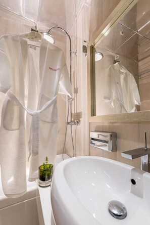 Deluxe Room | Bathroom - Salvator Villas & Spa Hotel (Parga)
