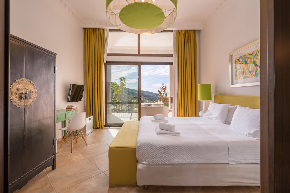 Belle Etage Suite | Minibar, in-room safe, desk, laptop workspace