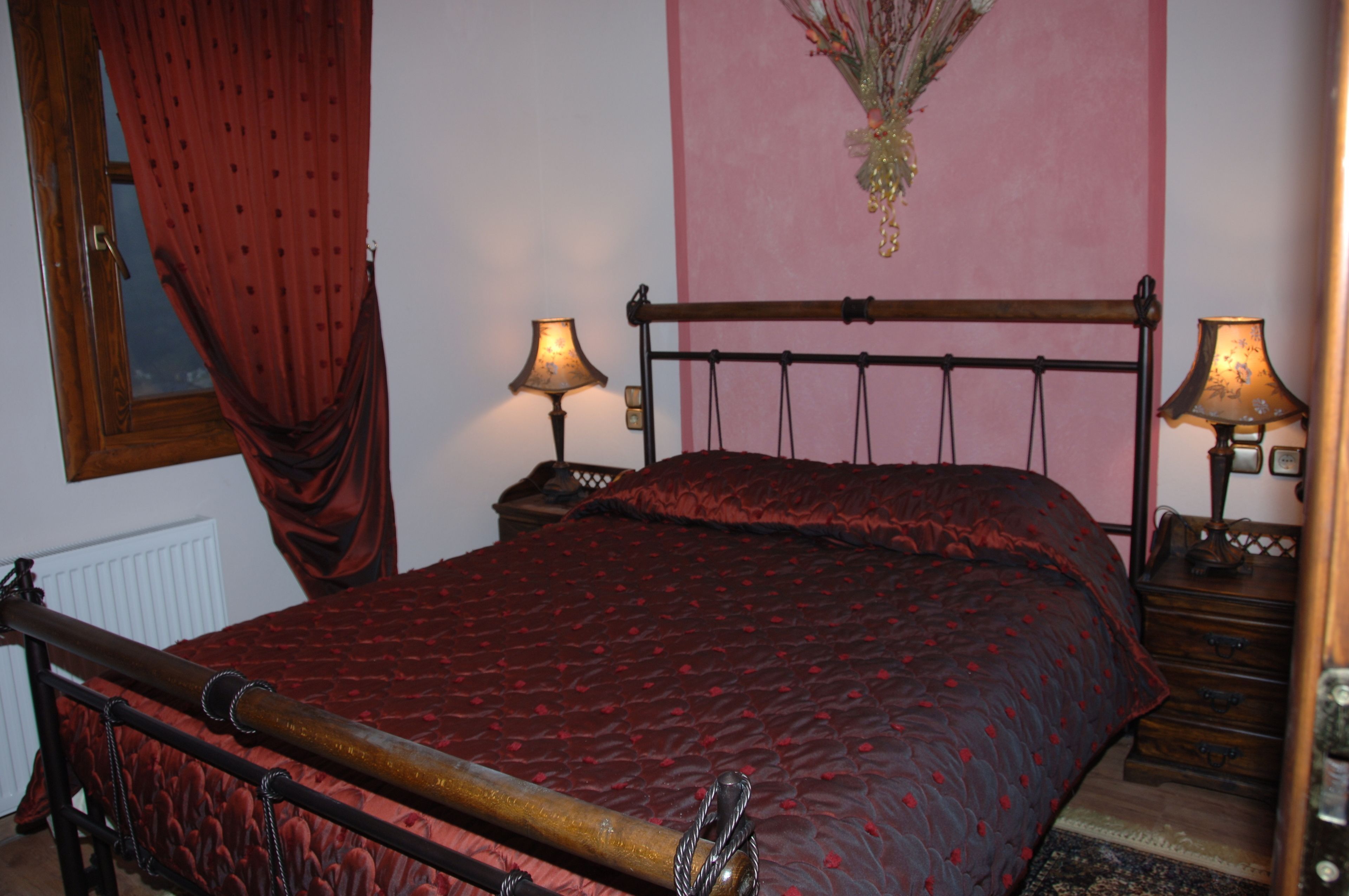 Ropa de cama de alta calidad, colchones con pillow-top y minibar 