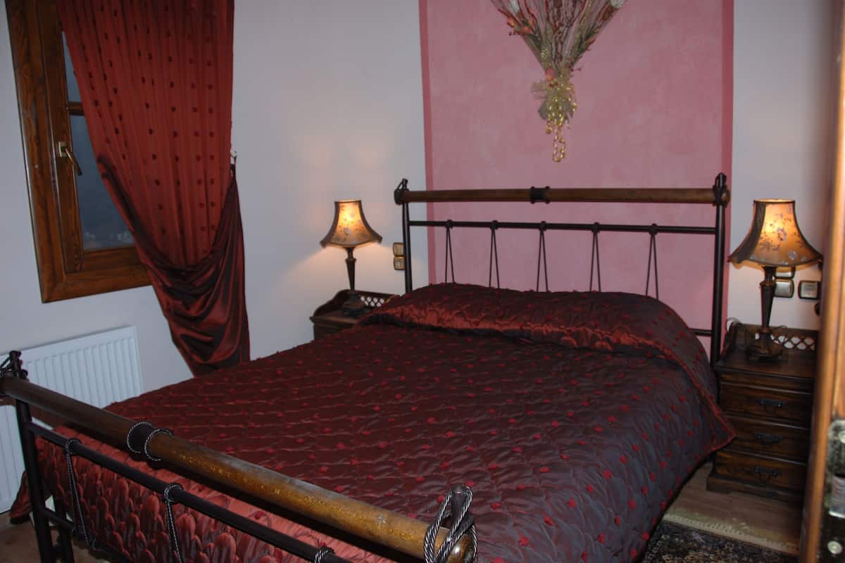 Premium bedding, pillow-top beds, minibar, in-room safe