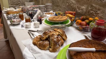 TĂ€gliches inbegriffenes FrĂŒhstĂŒcksbuffet
