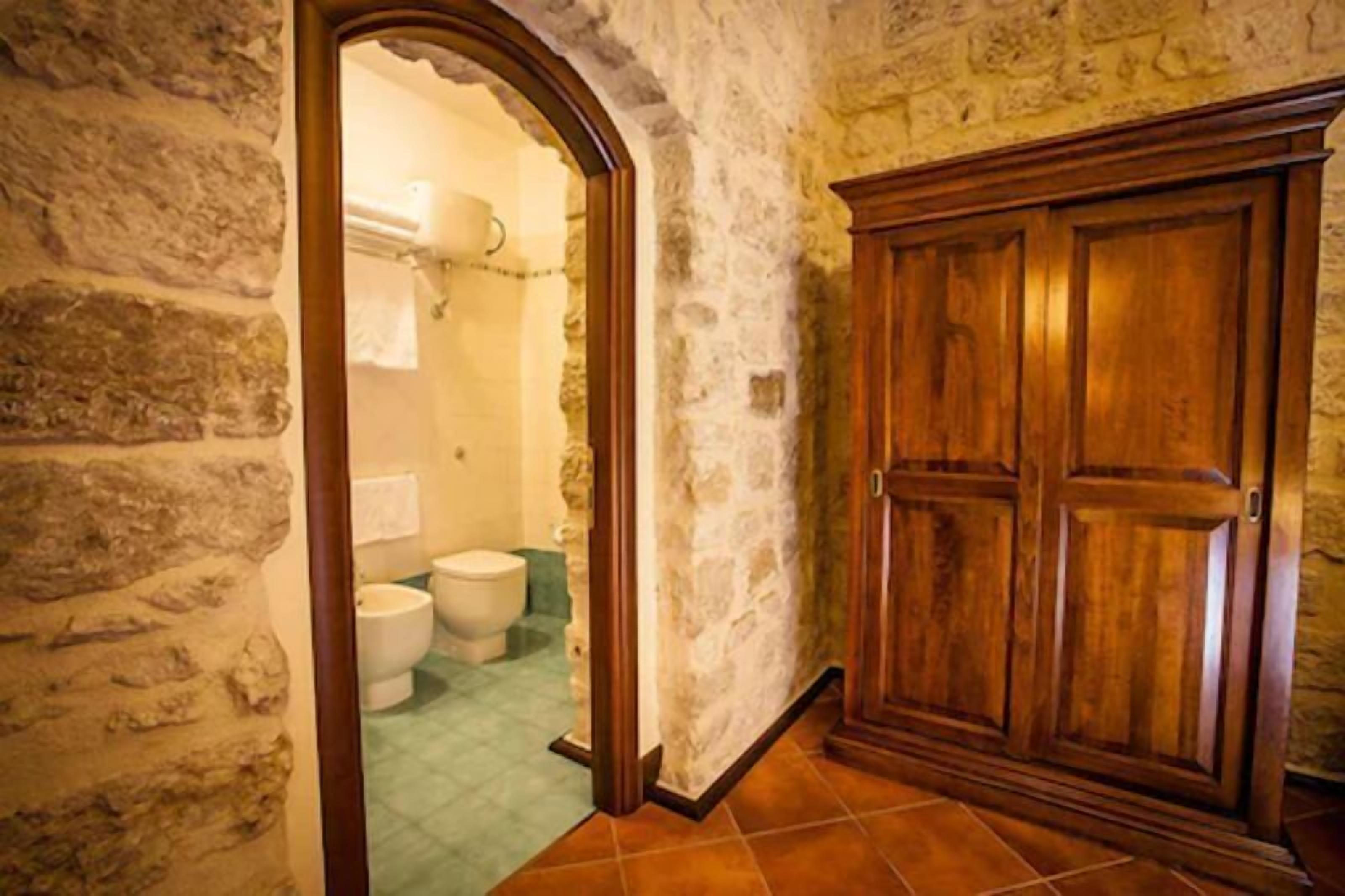 double room | down duvets, minibar, in-room safe, desk