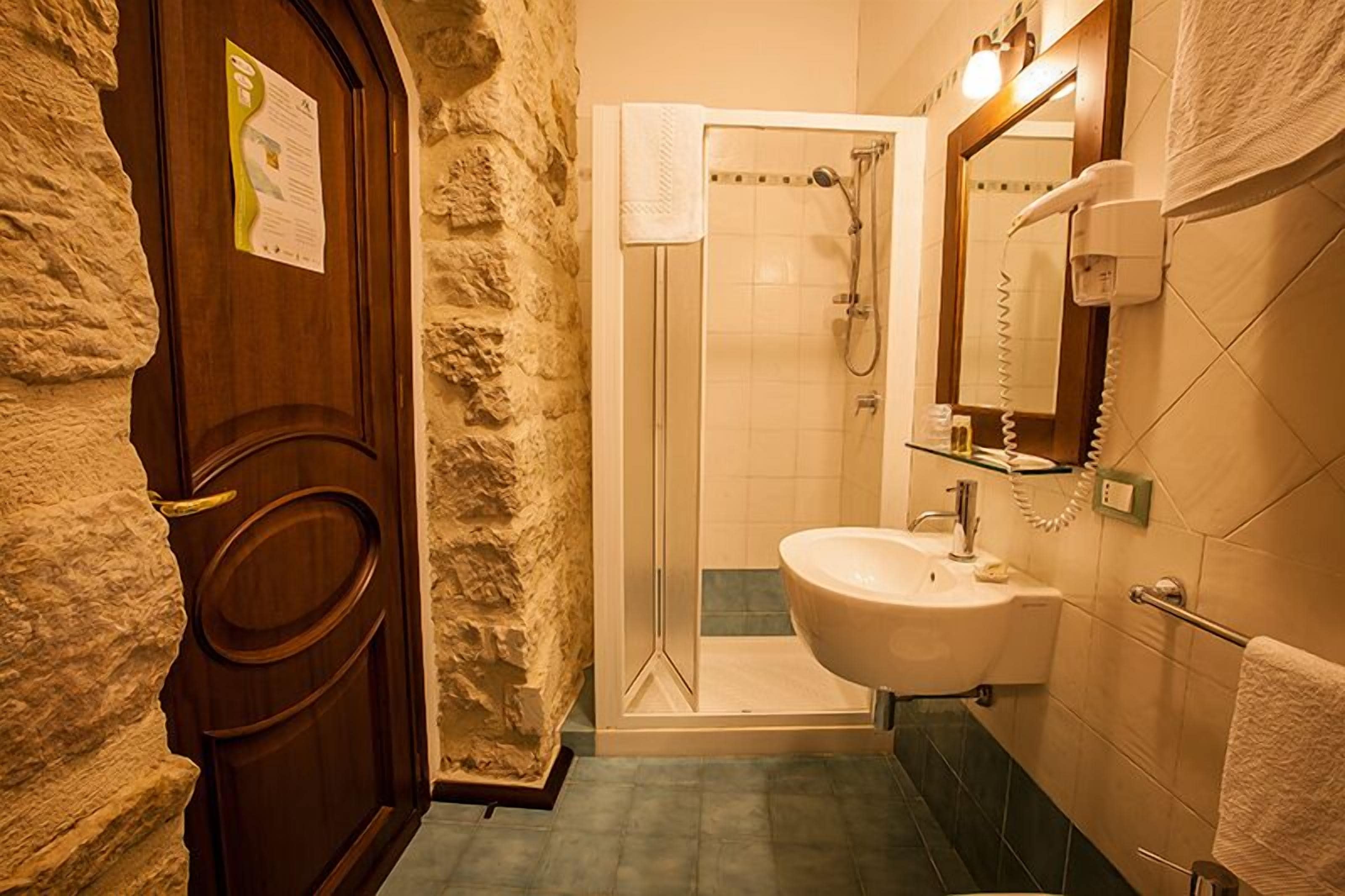 triple room | bathroom | shower, free toiletries, hair dryer, bidet