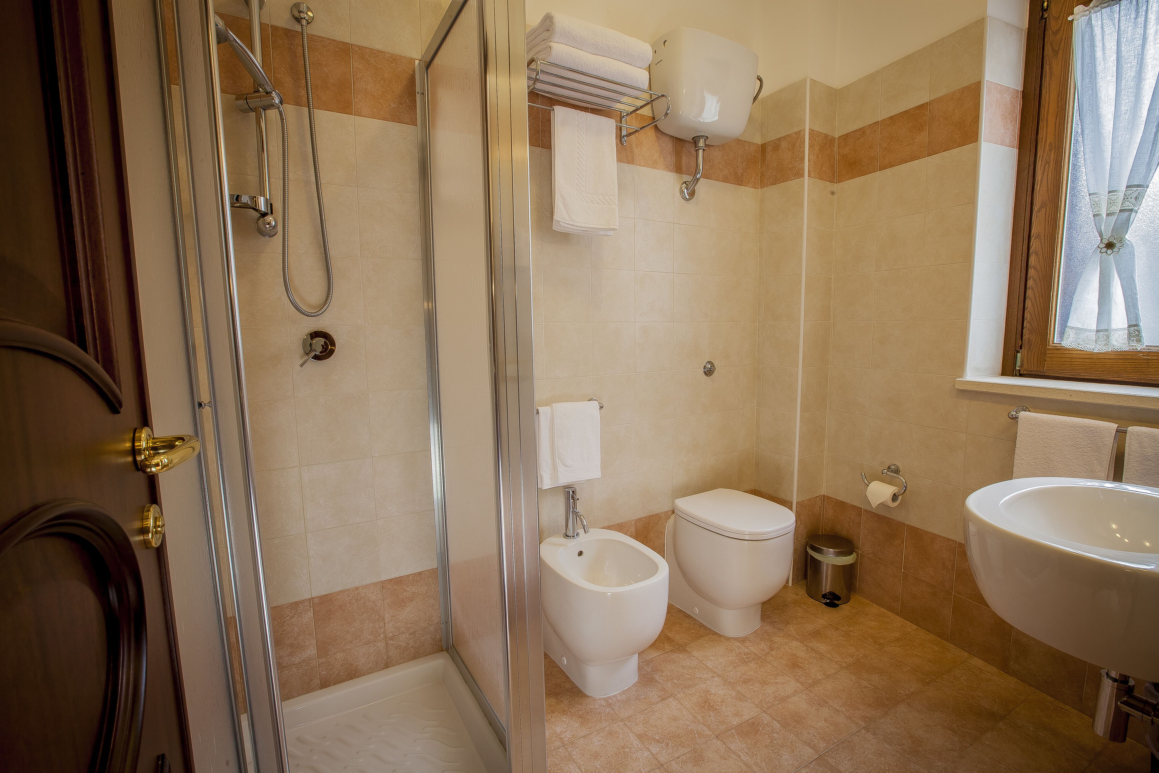 shower, free toiletries, hair dryer, bidet
