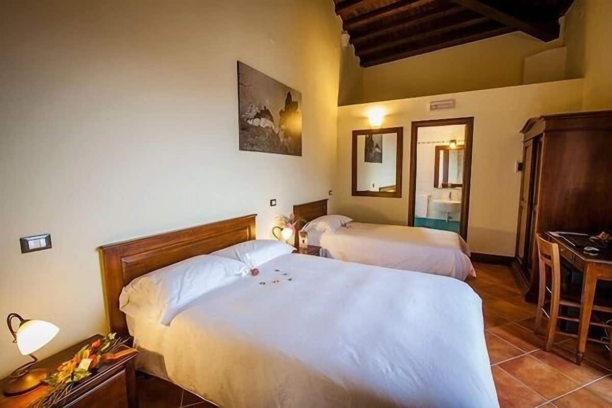 Phòng 3 | Chăn bông, minibar, két bảo mật tại phòng, bàn