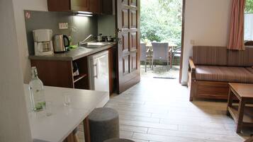 Standard Apartment | Private kitchen | Fridge, stovetop, coffee/tea maker, cookware/dishes/utensils