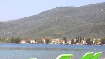 Perto da praia, espreguiçadeiras, guarda-sóis, prática de pesca