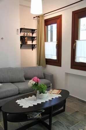 24-inch LCD TV with cable channels, TV, DVD player - Platanofylla Studios & Apartments (South Pelion)