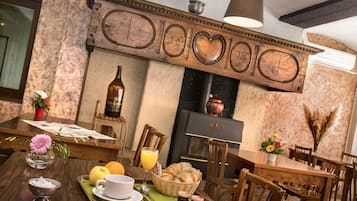 Petit déjeuner continental (7.50 EUR par personne)