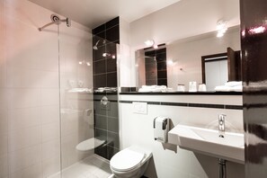 Free toiletries, hair dryer, towels - Hotel Du Commerce logis de france (La Canourgue)