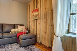 Deluxe Suite with seperate living room | Living area | 40-inch TV with satellite channels