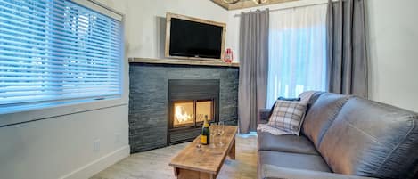 Loft, Fireplace | Living area | 40-inch TV with satellite channels, tablet