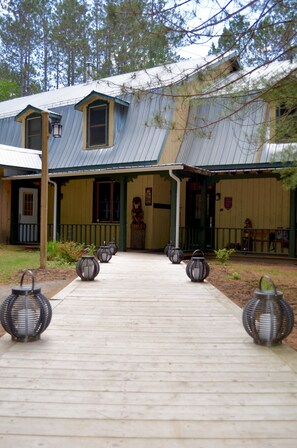 Exterior - Auberge le Cosy Tremblant (La Conception)