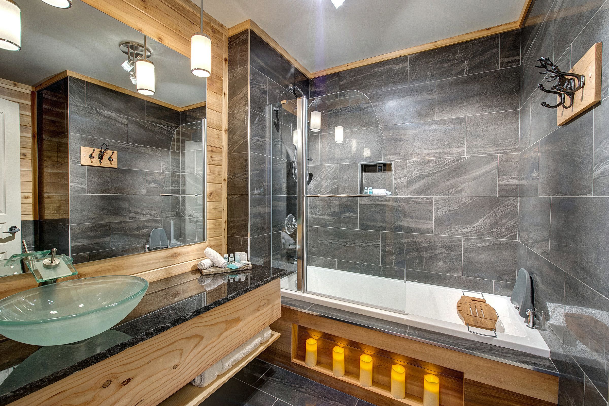 Deluxe Suite, 1 Queen Bed with Sofa bed | Bathroom | Free toiletries, hair dryer, bathrobes, towels