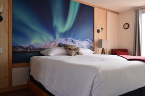 Rom – superior, 1 kingsize-seng, fjellutsikt (Third Floor, No Pets) | Wi-fi (inkludert) og sengetøy