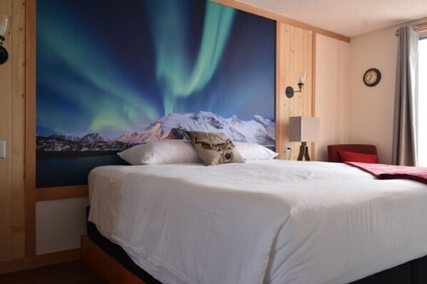 Three Sisters King Supreme (No Pets/No Ac) | Free WiFi, bed sheets - The Drake Inn (Canmore)