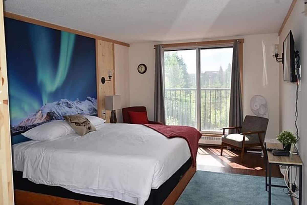 Camera Superior, 1 letto king, vista montagna (Third Floor, No Pets) | Wi-Fi gratuito, lenzuola