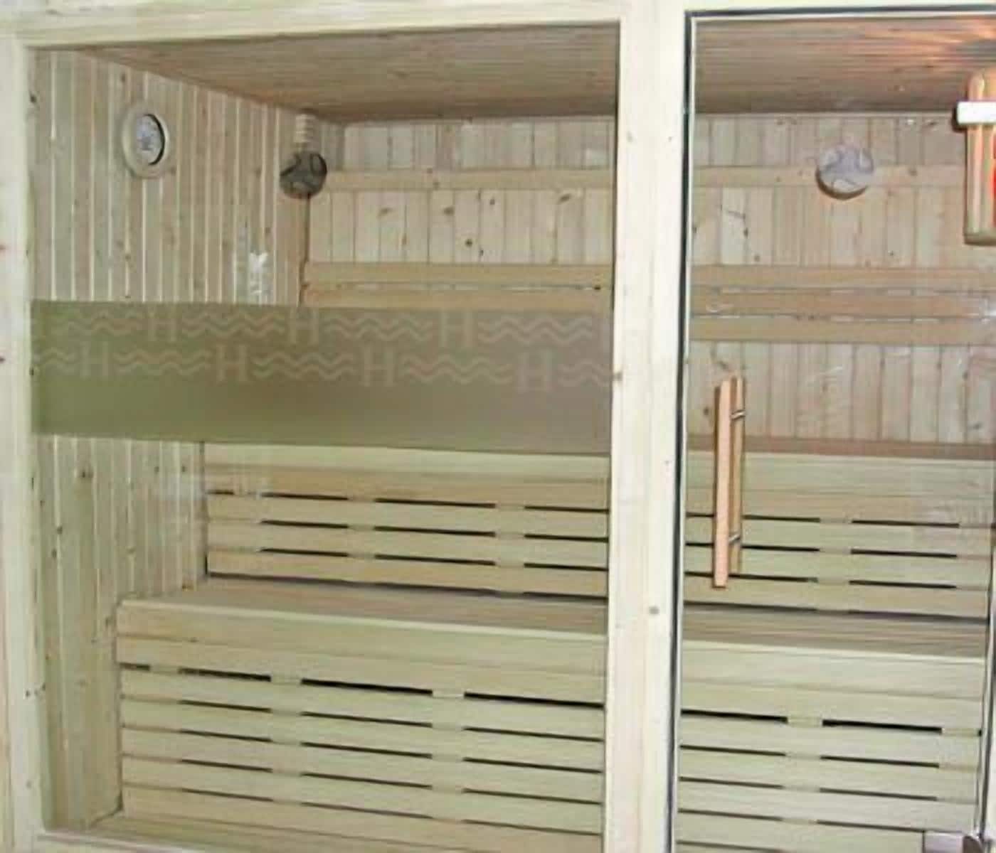 Eine Sauna mit Holzlamellen und einem gemusterten Wanddesign.