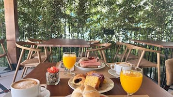 Daily buffet breakfast for a fee