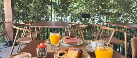 Daily buffet breakfast for a fee