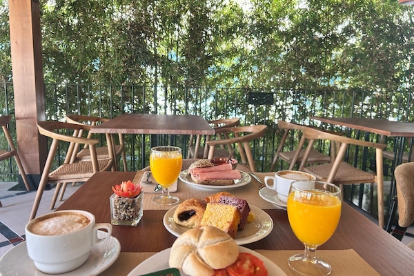 Daily buffet breakfast for a fee