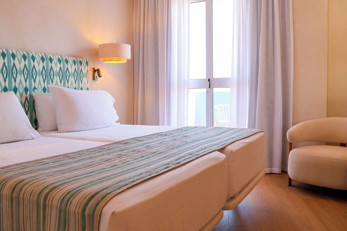 Double Room with Balcony | Sábanas de algodón egipcio, minibar, caja fuerte y escritorio
